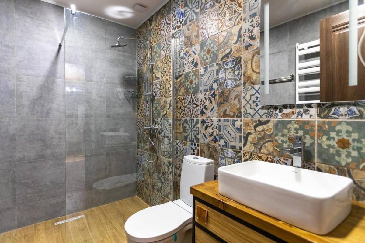 3Br Apt W Huge Terrace & Magnificent Views Tbilisi Ngoại thất bức ảnh
